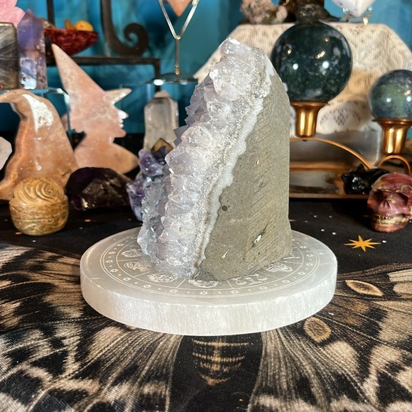 large druzy pale amethyst cut base - Picture 6 of 9